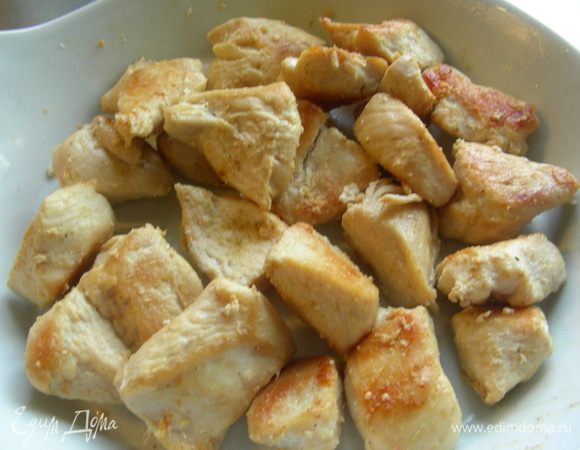 Куриное филе режем небольшими кусочками и обжариваем в горячем кунжутном масле минут 5-10 (в зависимости от размера кусочков). Солим, перчим и присыпаем порошком карри (щепотка). 

