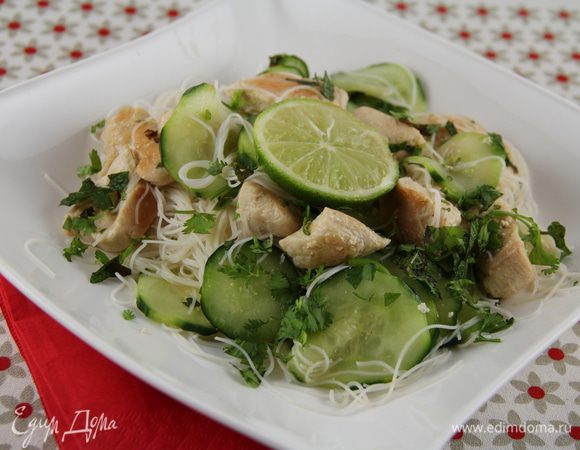 В салатнице перемешиваем все ингредиенты. Маринад от огурцов добавляем по вкусу (я добавила весь). Раскладываем по тарелкам или прозрачным креманкам и подаем с долькой лайма. Ее очень вкусно выжать в салат. Приятного аппетита))
