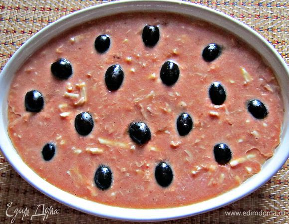 Сверху разложить оливки (примерно на одинаковом расстоянии друг от друга).