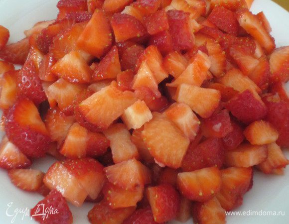 Клубнику помыть и выложить на бумажное полотенце. Мелко нарезать.