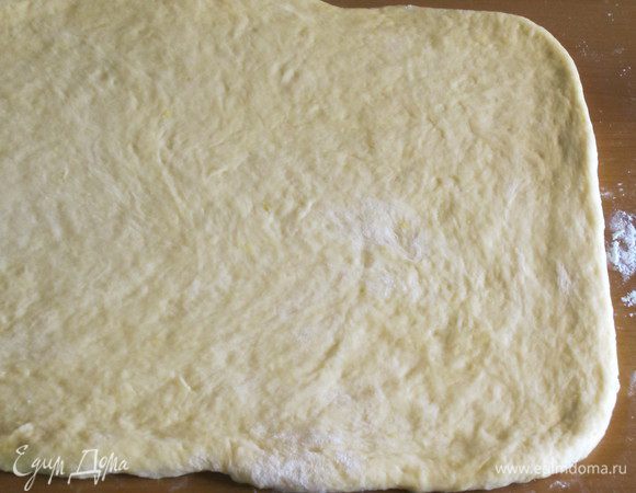 Раскатать тесто в прямоугольник....
