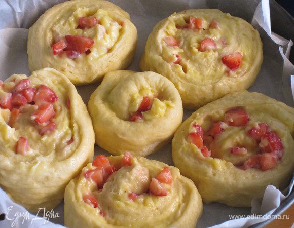 Нарезать рулет на  на полоски примерно по  5 см и выложить их в форму с пергаментом. Поставить подходить в тёплое место на 1 час.