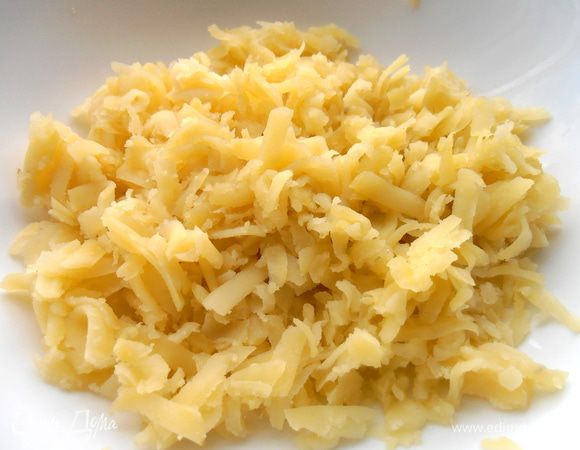 Натираем несколько штук на крупной тёрке...