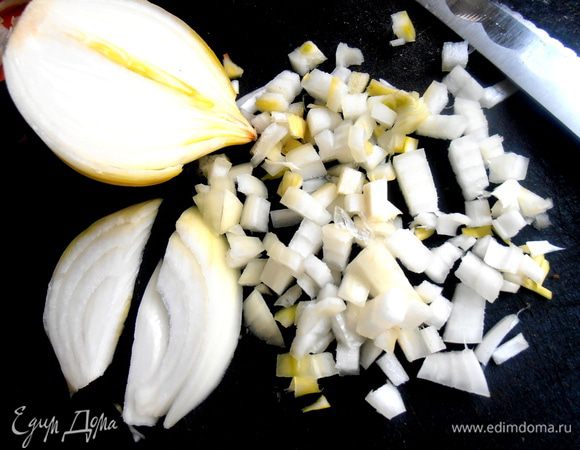 Лук мелко покрошить (если ребёнок его ест!)...
