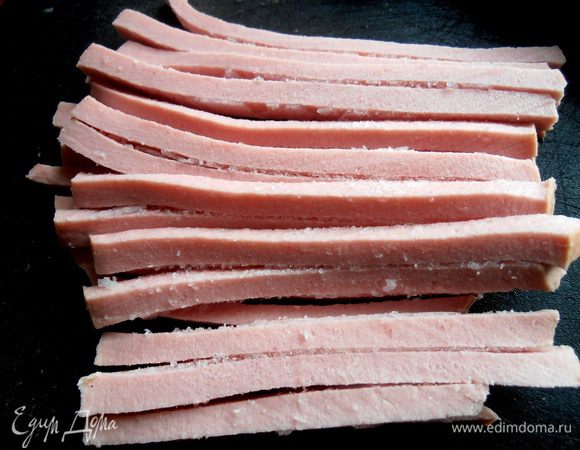 Колбасу хорошего качества нарезаем соломкой...