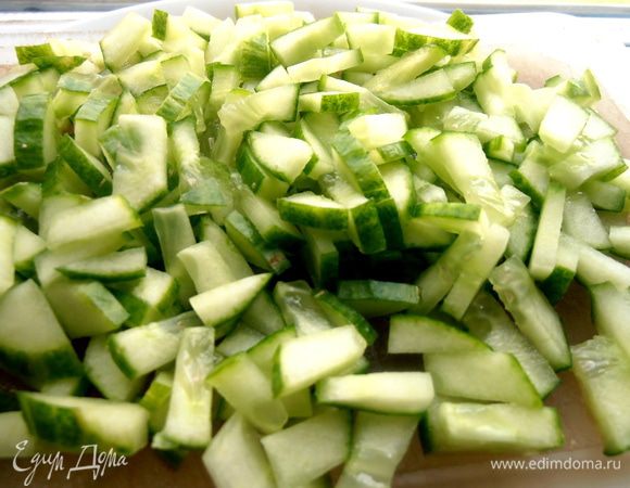 Огурец тоже важно нарезать мелкой соломкой, иначе на тёрке он сильно даст сок и салат поплывёт)))