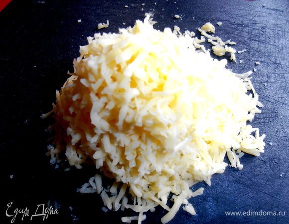 Сыр натереть на мелкой тёрке...