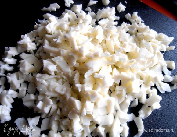 Белки отделить и покрошить...