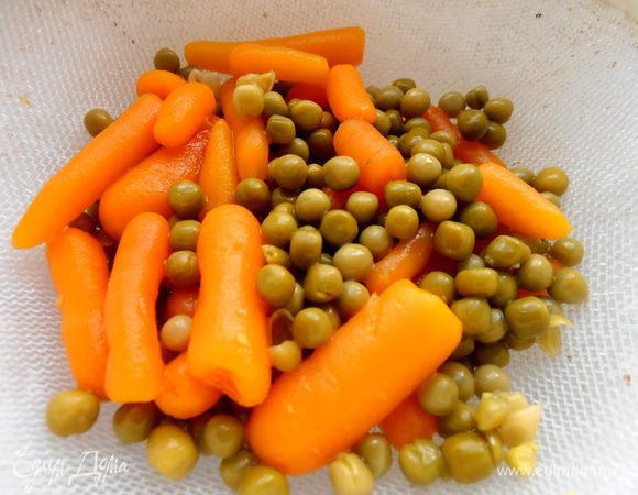 Баночку микса горошек + морковка бэби откинуть на сито...