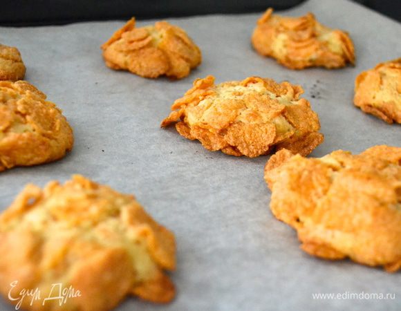 Выпекать печенье 10-15 минут при 180 С. Готовое печенье выложить на решетку и остудить. 