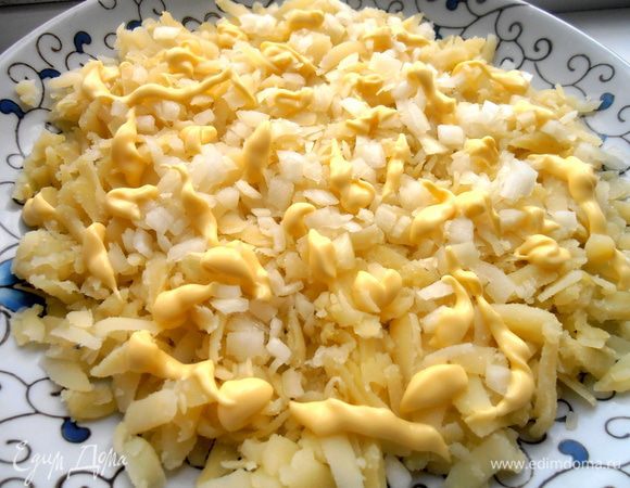 Начинаем сборку салата для ребёнка... На блюдо слой картофеля, немного лука... Можно присолить или просто достаточно соли в майонезе и сыре для детей.