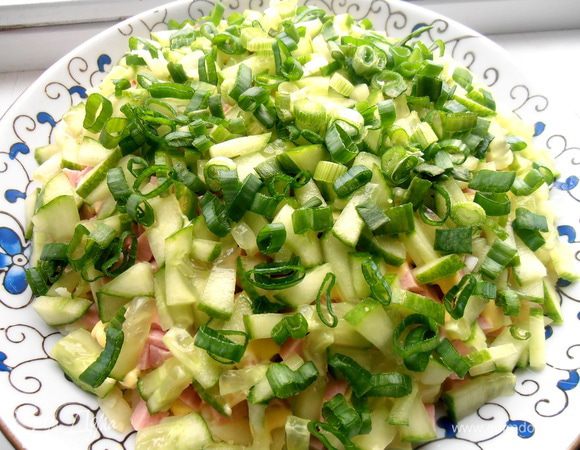 Слой огурцов + немного зелёного лука сверху...
