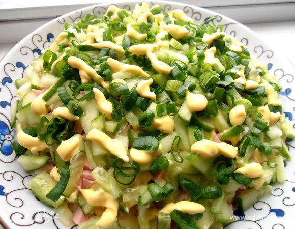 Майонез каплями или зигзагом.