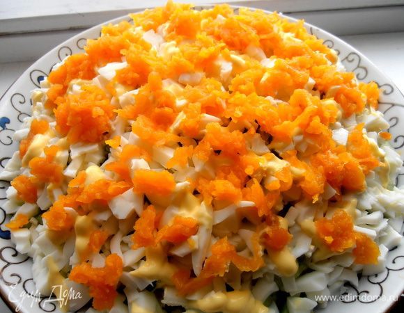 Морковку размять или натереть, оставив на украшение немного!