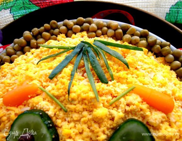 Чёлочку вырезаем из шкурки огурца...