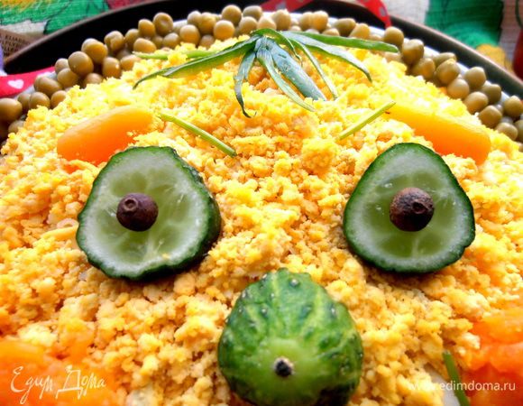 Глаза и нос тоже из огурца + зрачки из душистого перца, который надо вдавить в серединку!