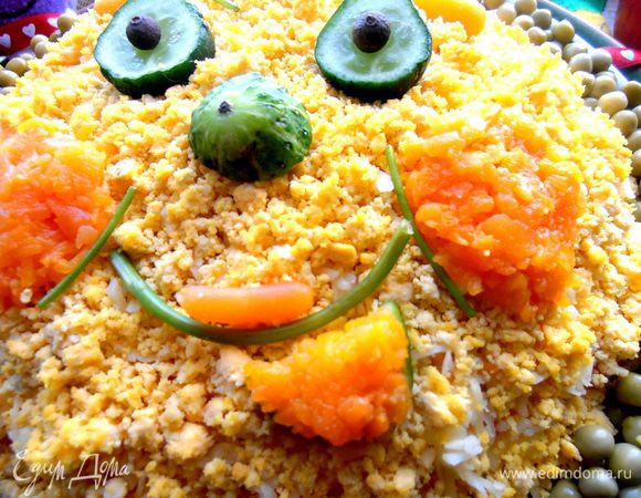 Щёки, брови из моркови, язычок из моркови положила на половинку дольки огурца..., можно просто морковку...