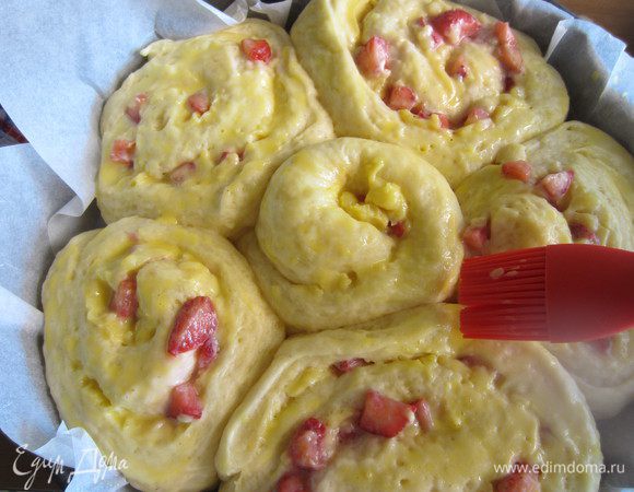 Взбить желток с небольшим количеством сливок и смазать пирог. Выпекать в разогретой до 180 °С духовке 45 минут.