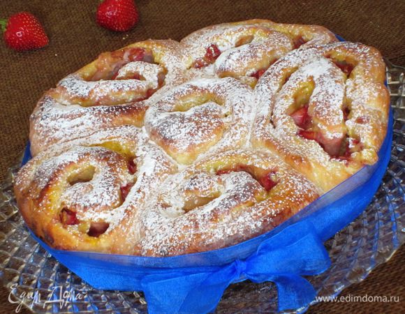 Пирог хорошо остудить и посыпать сахарной пудрой. Приятного аппетита:).