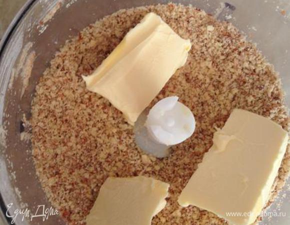 В блендере измельчить миндаль, добавить масло, смешать, переложить к муке
