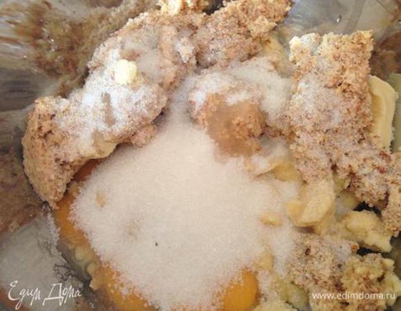 К смеси муки, миндаля и масла добавить сахар, яйца, соль и миндальную эссенцию. Все тщательно перемешать, скатать в шарик, завернуть в пищевую пленку и убрать в холодильник

