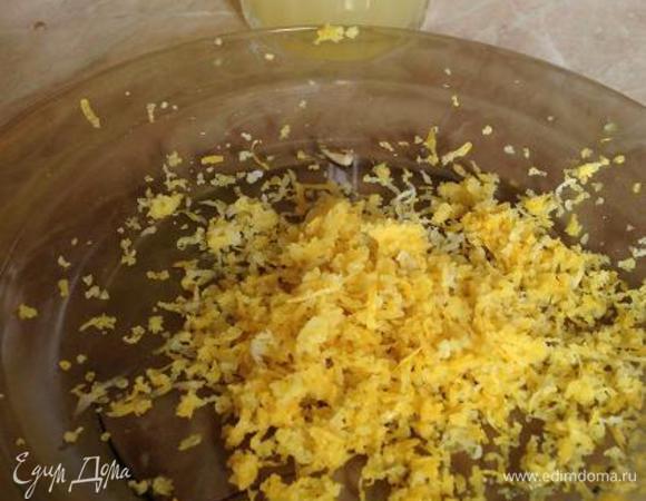 Готовим пудинг. Натираем цедру лимона, выжимаем сок. 