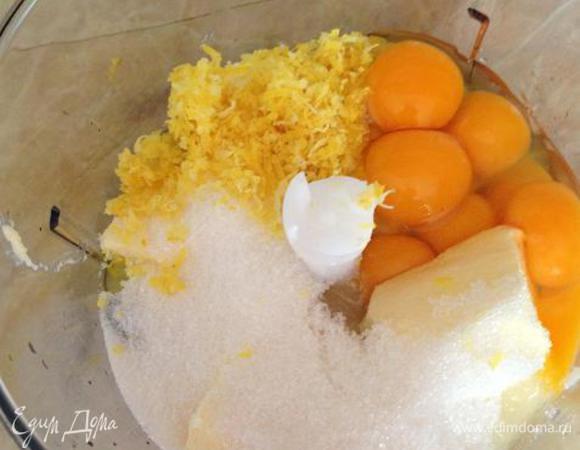 В блендере смешиваем муку, разрыхлитель, масло, цедру. Перекладываем в глубокую миску, добавляем сок лимона и молоко, взбиваем до однородной массы. Убираем в холодильник.

