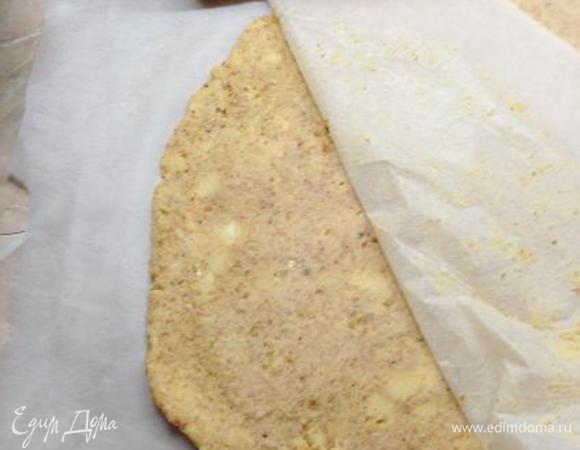 Из охлажденного теста для тарта раскатываем круг между двух листов пергамента диаметром чуть больше формы для выпечки. 

