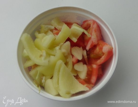 Помидоры очистить от кожицы, все овощи нарезать ломтиками и заморозить.