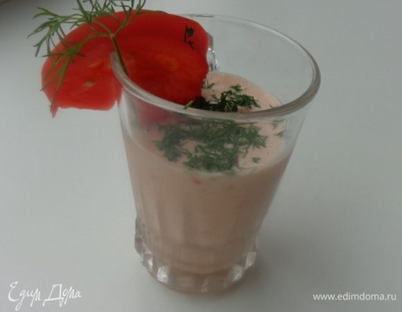 Взбить в блендере со сметаной и сыром. Посолить, поперчить.