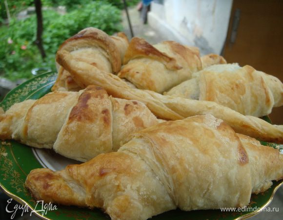 тесто раскатать, нарезать на удлиненные треугольники, выложить шоколад