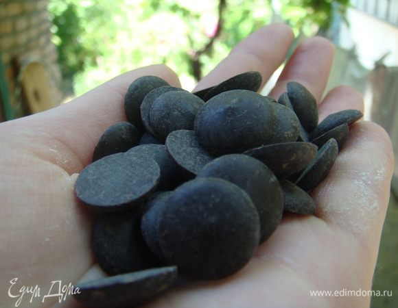 у меня шоколад 72% профессиональный, в таблетках. Можете добавить его просто, можно растопить его на паровой бане с добавлением сливок или растительного масла. Текстура тогда будет нежная, добавит сливочности нашей выпечке