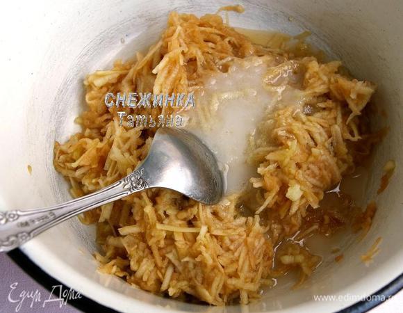 Яблоки моем, очищаем от кожицы и семян. Натираем на крупной тёрке. Добавляем сладкое масло, перемешиваем. 