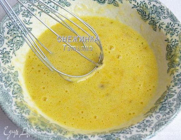 Отдельно вилкой разминаем банан, добавляем яйцо и растираем (слегка взбиваем) венчиком.