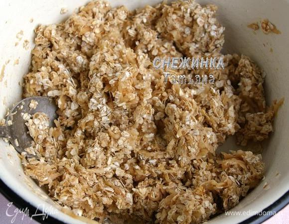 К яблокам добавляем овсяные хлопья, хорошо перемешиваем. 