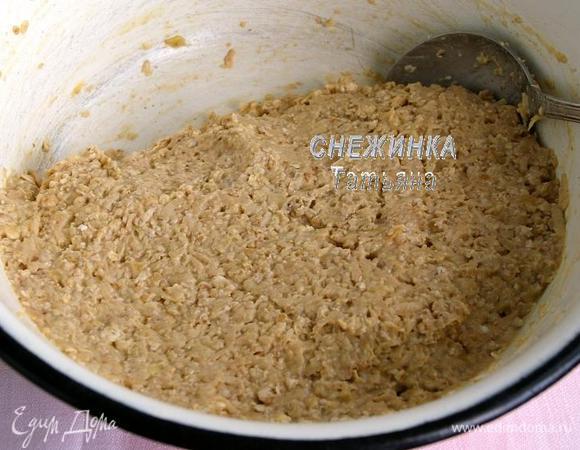 Затем добавляем банановую массу и хорошо вымешиваем ложкой. Получается липкое, держащее форму тесто.