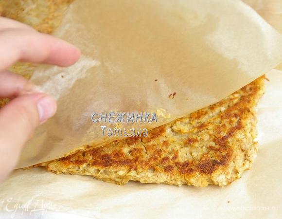 Духовку разогреваем до 190С. Выпекаем корж 20 минут. Низ должен подрумяниться, а верх при дотрагивании должен чувствоваться сухим. Оставляем на 5 минут. Берём ещё один лист пергамента, накрываем готовый корж. Переворачиваем его вместе с той бумагой, на которой он выпекался. Лучше, если положить корж в таком виде на решётку. Оставляем остыть до хорошо тёплого. Ориентируйтесь по тому, когда бумага станет легко отходить от коржа. Снимаем ту бумагу, на которой выпекался корж. 