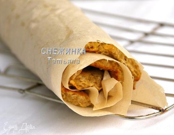 Оставляем ещё немного остыть. Сворачиваем в плотный рулет вместе с бумагой. Ничего не прилипает и не ломается! Оставляем до полного охлаждения.