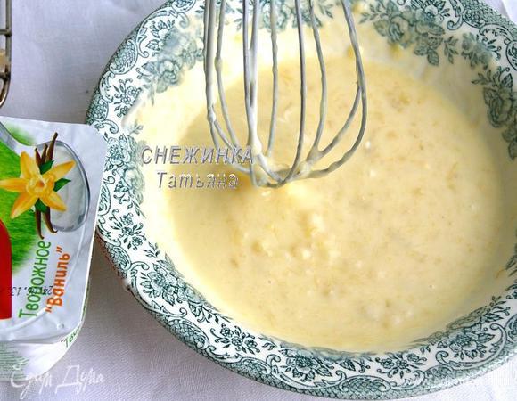 Для НАЧИНКИ банан разминаем с сахарной пудрой. Добавляем йогурт и растираем венчиком до однородности. 