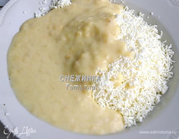 Творог перетираем через сито. Добавляем банановую массу, снова растираем венчиком. Сладость регулируйте по вкусу. У меня йогурт был сладкий, поэтому мне сладости хватило.