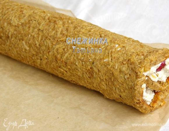 Помогая бумагой, сворачиваем плотный рулет, но стараемся сильно не давить. Заворачиваем в бумагу, как конфету и отправляем в холодильник где-то на 1 час, чтобы «всё соединилось».

