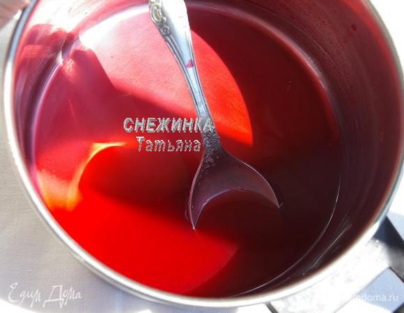 Для КРЕМА подготовим своего рода кисель. Из ягод малины выжимаем через марлю сок, чтобы получилось около 60 мл. Наливаем в кастрюльку, добавляем сахар, ставим на огонь, доводим до растворения сахара. Крахмал разводим в небольшом количестве воды, просто чтобы он растворился и вливаем тонкой струйкой в сок, постоянно помешивая. Доводим до кипения, снимаем с огня. Охлаждаем.