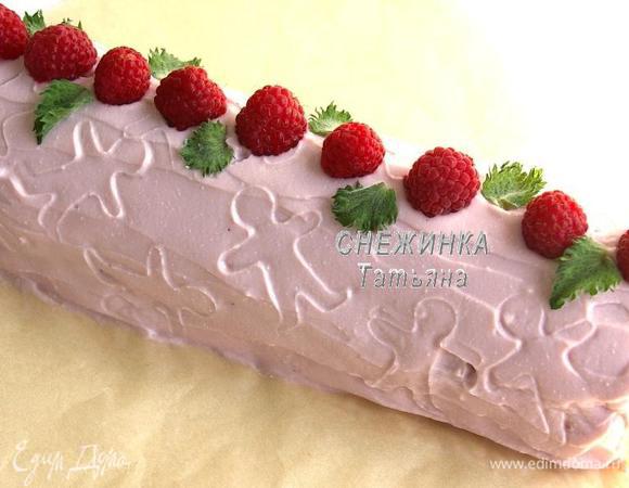 Рулет покрываем кремом, разравнивая лопаточкой. Берём формочку человечка и «рисуем» фигурки по всей поверхности рулета. 