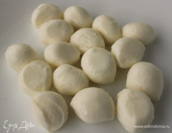 Моцареллу достать из рассола и обсушить.