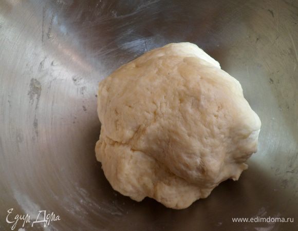 Замешиваем мягкое тесто и даем ему немного отлежаться
