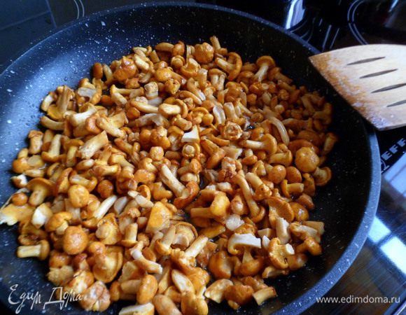 Лисички хорошо промываем,откидываем на дуршлаг. Затем обжариваем посолив, в небольшом количестве растительного  масла до полуготовности.

