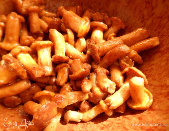 Самые маленькие лисички отбираем в чашку,они нам нужны для начинки.
