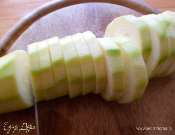 Кабачок моем,очищаем кожуру и режем на кольца
