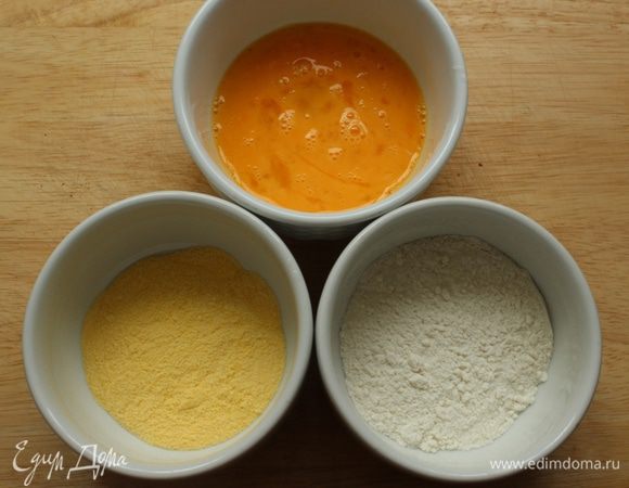 В одну чашку насыпать пшеничную муку, во вторую -кукурузную, в третьей слегка взбить яйцо.
