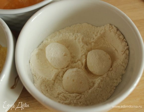 Обвалять шарики со всех сторон сначала в пшеничной муке...